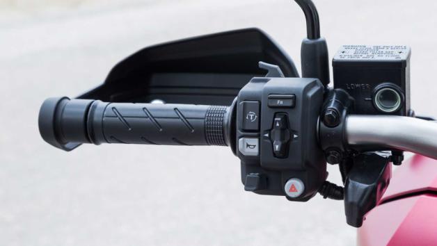 Η διαχείριση όλων των ρυθμίσεων της οθόνης και η απ-ενεργοποίηση του traction, ελέγχονται από τους αντίστοιχους διακόπτες στο αριστερό μέρος του τιμονιού. Στα δεξιά βρίσκεται η μίζα εκκίνησης και το k